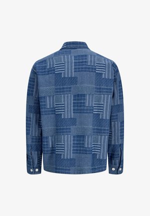 Niebieska koszula w wzory, łącząca różne faktury i paski, z mankietami na guziki i kołnierzykiem; wykonana z miękkiego materiału o nowoczesnym kroju.