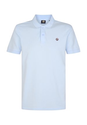 Tricou polo bleu deschis cu mâneci scurte, guler, două nasturi la fenta și un mic emblemă închisă la culoare pe pieptul stâng. Textură netedă de bumbac.