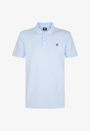 Lichtblauw poloshirt met korte mouwen, kraag, knoopsluiting met twee knopen en een klein donker embleem op de linkerborst. Gladde katoenstructuur.