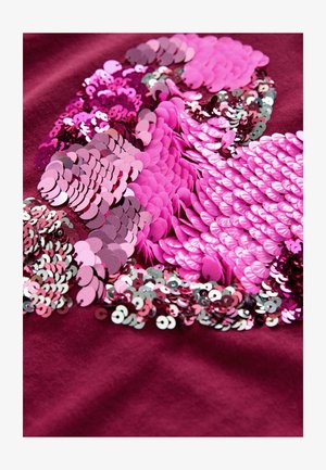 Țesătură bordeaux cu un design texturat de paiete suprapuse în nuanțe variate de roz, roșu și argintiu, creând un efect strălucitor.