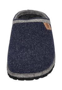Pantofole blu navy senza lacci con bordino grigio, tessuto testurizzato, suola nera e piccola etichetta con logo marrone sul lato superiore.