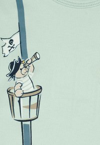 T-shirt in cotone verde menta con un pirata dei cartoni animati in cima a una torre di avvistamento, con una bandiera pirata e un telescopio, illustrato in colori vivaci.