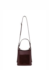 Burgundowa skórzana torebka z zamszową kieszenią z przodu, krótkim uchwytem i regulowanym paskiem na ramię, z metalowymi akcentami.