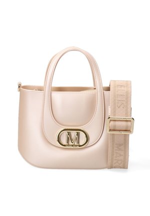 Bolso de mano de cuero beige con asas redondeadas, cierre con el logo dorado "M" y correa de hombro de tela beige desmontable con hebilla.