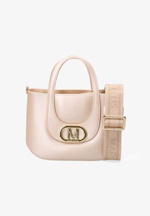 Sac à main en cuir beige avec poignées arrondies, fermoir logo "M" doré et bandoulière amovible en tissu beige avec boucle.