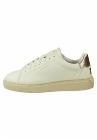 Weiße Leder-Sneaker mit einem Low-Top-Design, tonal passenden Schnürsenkeln und einem metallischen Akzent an der Ferse. Verfügt über eine strukturierte Gummisohle.