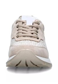Sneaker atletica beige con upper testurizzato, pannelli in camoscio e dettagli bianchi. Presenta lacci rotondi e una suola in gomma con scanalature.