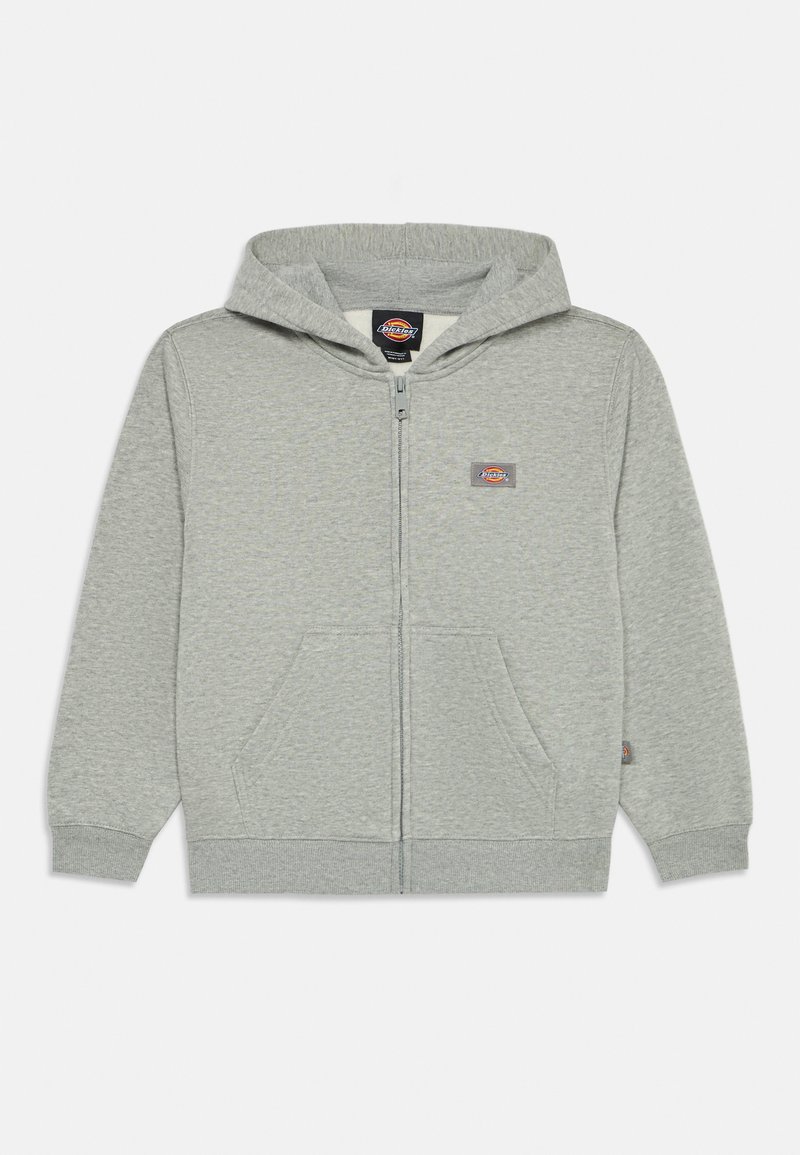 Siva zip-up kapuca iz mehkega materiala, z dvema sprednjima žepoma, kapuco s vrvico in logotipom na prsih.