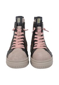 Czarny materiał teksturowany i beżowe zamszowe trampki typu high-top. Oferują różowe sznurowadła, czarne akcenty oraz gumową podeszwę z detalami bieżnika.