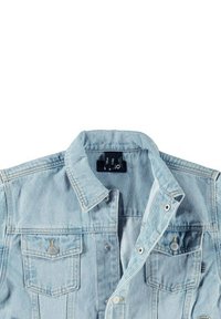 Giacca in denim azzurro chiaro con colletto classico, due tasche sul petto, bottoni a pressione e dettagli di cucitura visibili. Texture morbida e design casual.