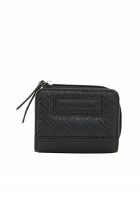 Portafoglio nero con zip realizzato in materiale sintetico testurizzato, caratterizzato da un motivo intrecciato e da una placca con il marchio. Forma rettangolare compatta.