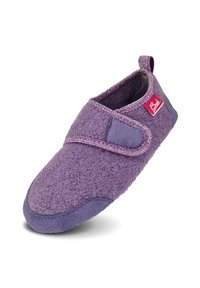 Paarse vilten slipper met een gladde textuur, voorzien van een haak-en-lus sluiting en een contrasterend donkerder neu waarbij. Klein rood logo-label aan de zijkant.