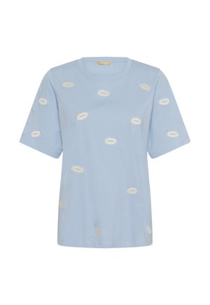 Svetlo modra majica s kratkimi rokavi in okroglim izrezom, okrašena z raztresenimi belimi ovalnimi vezenimi vzorci.