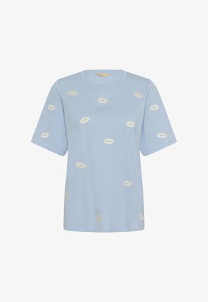 Svetlo modra majica s kratkimi rokavi in okroglim izrezom, okrašena z raztresenimi belimi ovalnimi vezenimi vzorci.