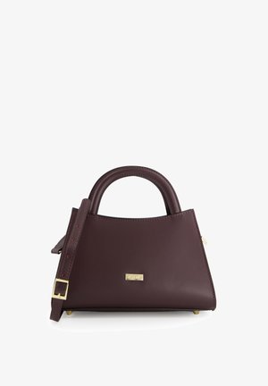 Sac à main en cuir bordeaux avec une forme structurée, une anse supérieure et une bandoulière amovible. Comprend des accessoires en métal doré et une petite plaque logo.