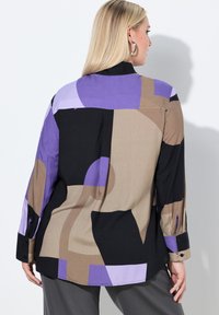 Langarmshirt met een geometrisch patroon in zwart, lavendel en beige. Zachte stof met een ontspannen pasvorm en geruite manchetten.