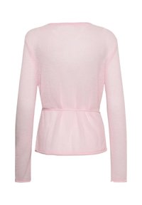Pull rose clair à manches longues avec une taille légèrement cintrée et un col rond, vu de dos sur fond blanc.