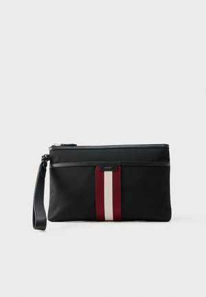 Pochette noire à bracelet avec une bande verticale rouge et blanche et une fermeture éclair sur le dessus, sur fond blanc.