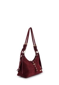 Zamszowa torebka koloru bordowego z metalowymi elementami w odcieniu złota, o zaokrąglonym kształcie, regulowanym pasku i ozdobnymi guzikami z przodu.