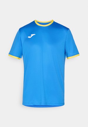 T-shirt de sport bleu avec des bordures jaunes, à manches courtes, en tissu hydrophobe et un logo blanc sur la poitrine. Texture lisse, coupe régulière.