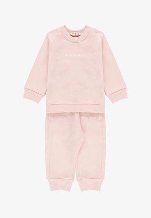 Set felpa e pantaloni rosa chiaro per bambino con polsini a coste, bottoni a pressione sulla spalla e logo "MARNI" stampato sul petto e sui pantaloni.