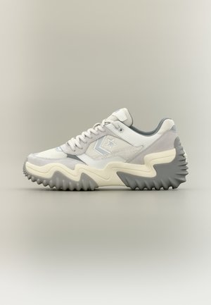 Bílo-šedá nízká teniska s vlnitým podrážkou, hvězdovým logem na boku, síťovinovými a semišovými panely a zavazováním na tkaničky.