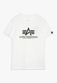 Bela kratka majica z dolgimi rokavi iz bombaža, ki prikazuje črno grafično logotip "ALPHA INDUSTRIES" ter trikotno zasnovo z črtami.