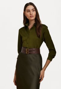 Lauren Ralph Lauren CLASSIC FIT SATIN CHARMEUSE SHIRT - Bluza z gumbi - botanic green
