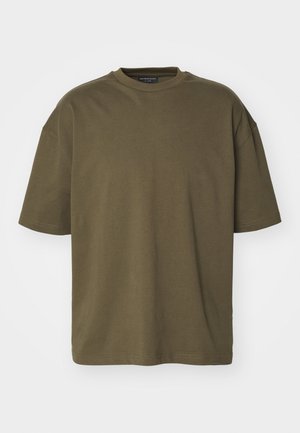 Oljenen vihreä lyhythihainen t-paita puuvillamateriaalista, jossa on pyöreä kaula-aukko, rento istuvuus ja suora helma, jossa on minimaalinen ompeluyksityiskohta.