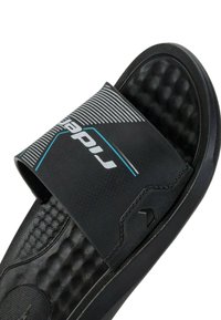 Infradito neri con suola testurizzata. Presentano una fascia larga con un motivo a righe e dettagli blu. Design leggero per un uso casual.