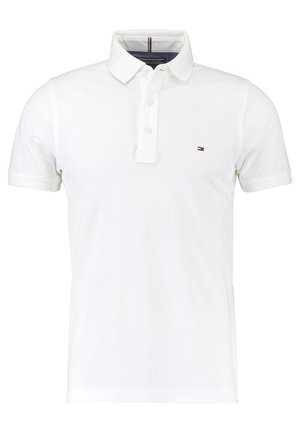 Polo blanc avec une patte de boutonnage à trois boutons, manches courtes, et un petit logo coloré sur la poitrine gauche. Confectionné en tissu respirant.