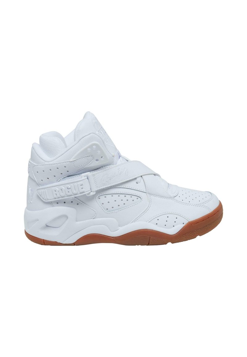 Hvite high-top sneakers i skinn, med perforerte detaljer, stropp over vristen, og en yttersåle i gummi.