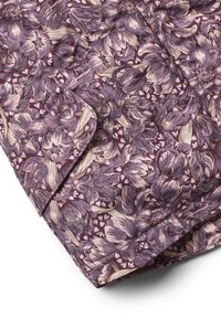 Lila florale gemusterte Stoff mit cremefarbenen Akzenten. Enthält detaillierte Blütenblätter und Blätter, weiche Textur und einen leicht glänzenden Finish.