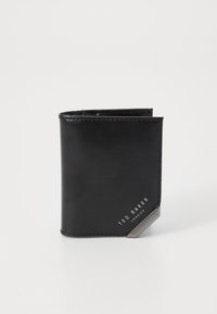 Fekete bőr pénztárca sima felülettel, ezüst díszítéssel és a "Ted Baker London" logó domborításával az elején.
