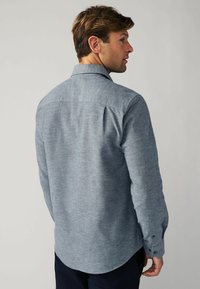 Helle blaue langärmelige Hemd aus strukturiertem Stoff, mit einem Button-Down-Kragen, Rückenpasse und abgerundetem Saum mit geknöpften Manschetten.