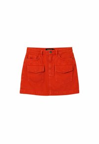 Jupe en denim rouge avec taille haute, deux poches avant et deux poches arrière. Le tissu a une texture lisse avec un minimum de détails de couture.