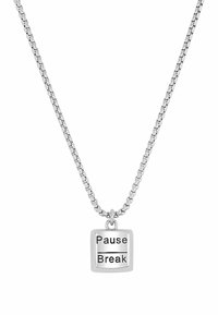 Collana d'argento con catena e pendente quadrato inciso con le parole "Pausa" e "Interruzione" in caratteri incisi.