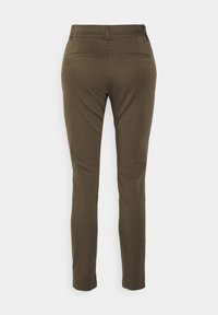 Pantalon vert olive ajusté avec une texture lisse, coupe slim, deux poches arrière et passants pour ceinture, présentant un design moderne et épuré.