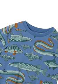 Blaues Baumwoll-T-Shirt mit verschiedenen Fischmotiven in verschiedenen Farben wie Grün, Orange und Grau, mit kurzen Ärmeln und Rundhalsausschnitt.