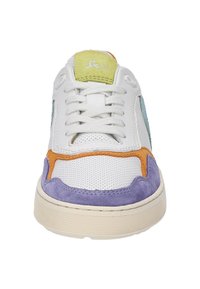 Baskets blanches avec des accents en daim violet, orange et vert, lacets blancs, bout perforé et semelle en caoutchouc, vues de face.