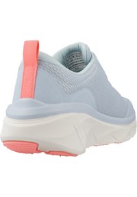 Scarpa sportiva azzurro chiaro con tomaia in rete, suola intermedia bianca e accentuazione rosa sul tallone. La superficie testurizzata e il design curvo migliorano la flessibilità.