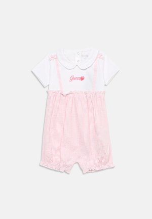 Weißer und rosa Baby-Strampler mit kurzen Ärmeln, Peter-Pan-Kragen, rosa Streifen, gerafften Kanten und "Guess"-Logo mit Erdbeer-Detail auf der Brust.