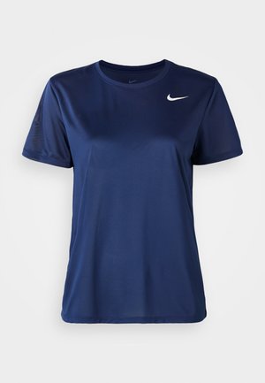 Tumesinine lühikeste varrukatega T-särk, mis on valmistatud siledast sünteetilisest kangast; rinnal on valge Nike logo ning t-särk on tavalise lõikega.