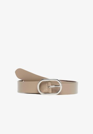 Ceinture synthétique beige avec une boucle en argent poli en forme d'ovale, présentant une texture lisse et un design simple et droit.