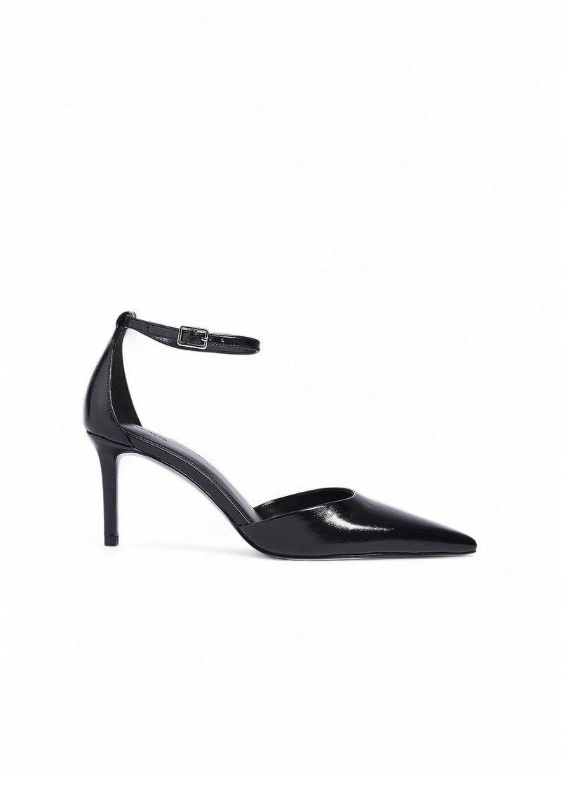 Must musta kõrge kontsaga kingad, millel on terav nina, pahkluu rihm ja sile, läikiv viimistlus; avatud küljed ja stiletto konts.