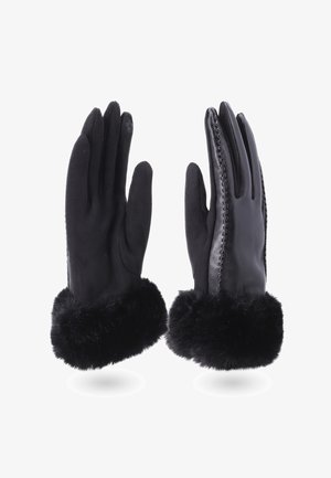 Guanti invernali neri con polsini in pelliccia, un guanto mostra un tessuto liscio, l'altro in pelle con dettagli cuciti.