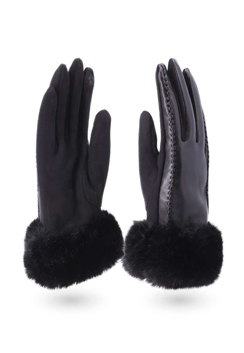 Guanti invernali neri con polsini in pelliccia, un guanto mostra un tessuto liscio, l'altro in pelle con dettagli cuciti.