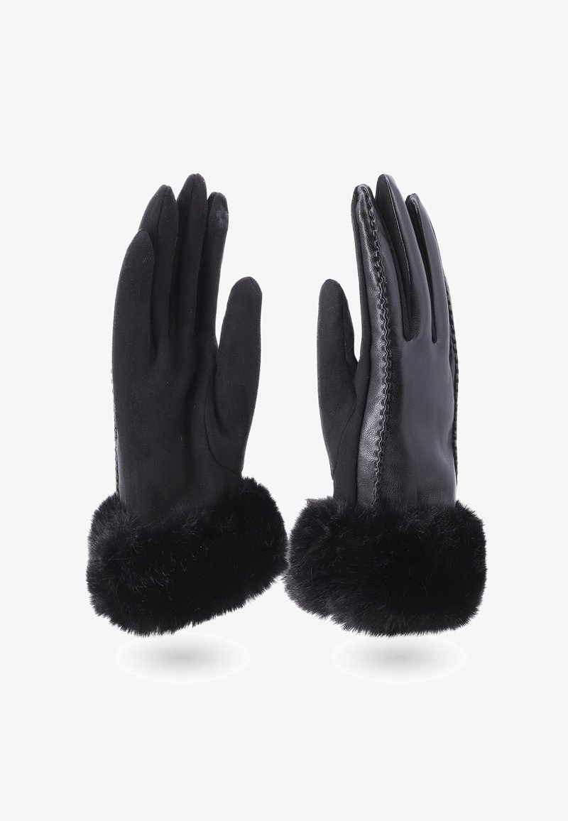 Guanti invernali neri con polsini in pelliccia, un guanto mostra un tessuto liscio, l'altro in pelle con dettagli cuciti.