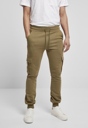 Khaki Cargo-Jogger mit Seitentaschen, elastischem Bund und schmal zulaufenden Beinen, kombiniert mit weißen Sneakers und einem einfachen weißen T-Shirt.