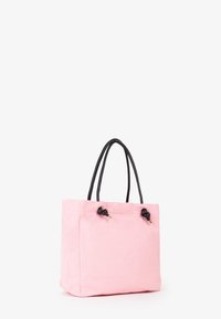 Roze stoffen draagtasje met zwarte leren handvatten, strikaccenten en een gestructureerde vorm. Heeft een gladde textuur en een minimalistisch ontwerp.